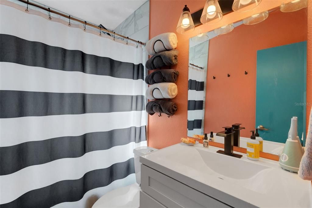 For Sale: $299,900 (2 beds, 1 baths, 1036 Square Feet)