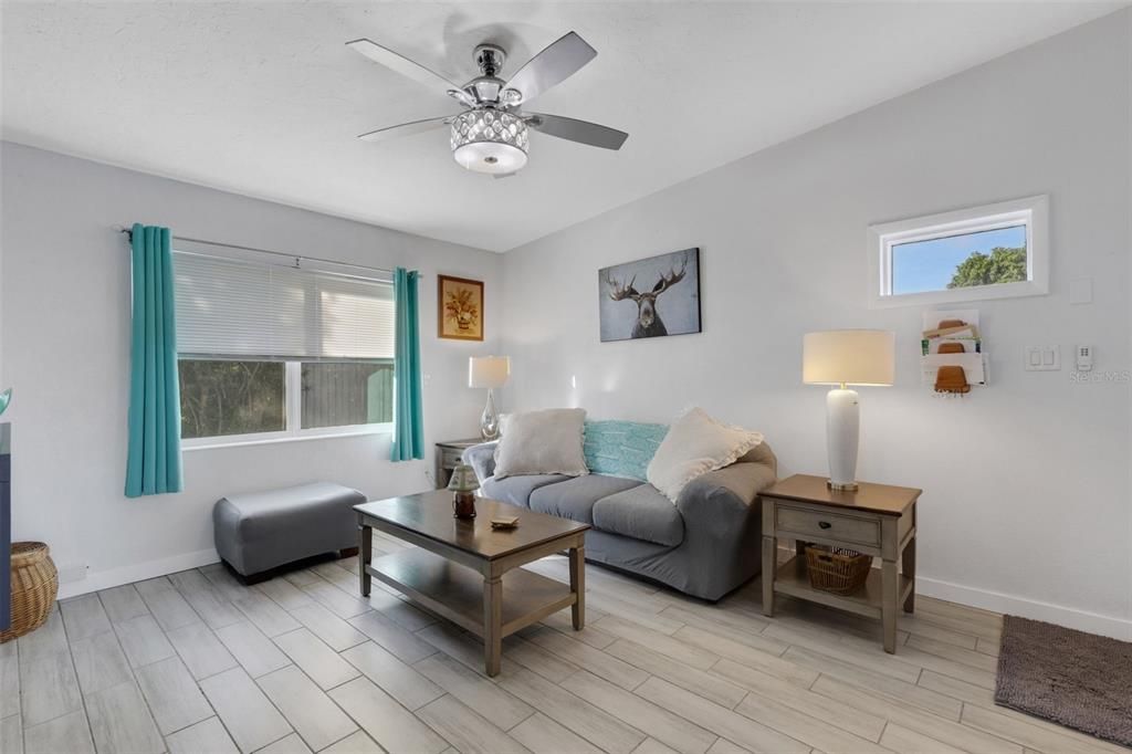 For Sale: $299,900 (2 beds, 1 baths, 1036 Square Feet)