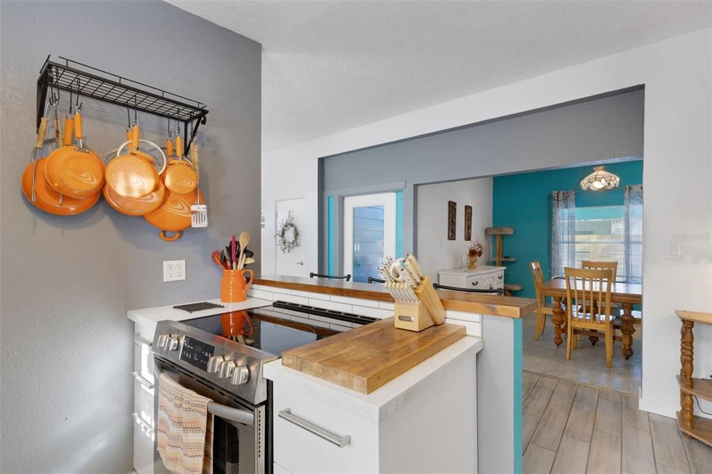 For Sale: $299,900 (2 beds, 1 baths, 1036 Square Feet)