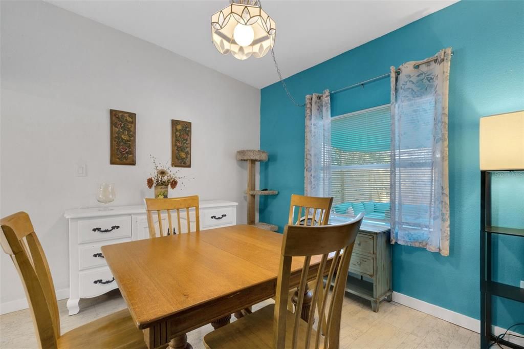 For Sale: $299,900 (2 beds, 1 baths, 1036 Square Feet)