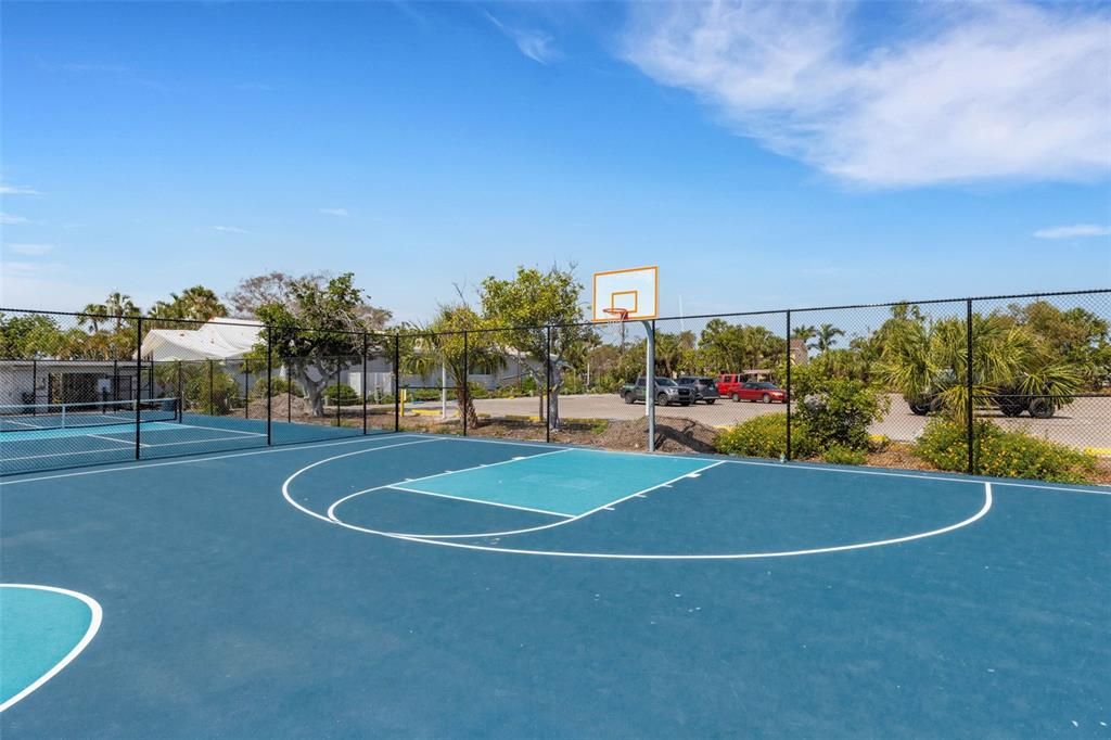 For Sale: $299,900 (2 beds, 1 baths, 1036 Square Feet)