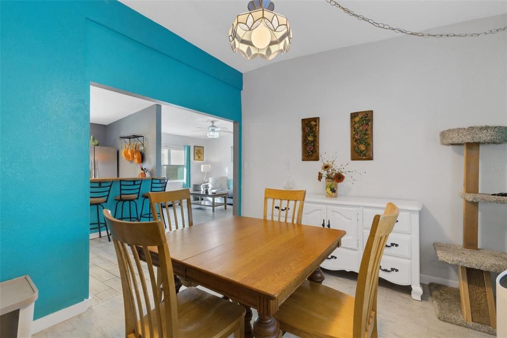 For Sale: $299,900 (2 beds, 1 baths, 1036 Square Feet)