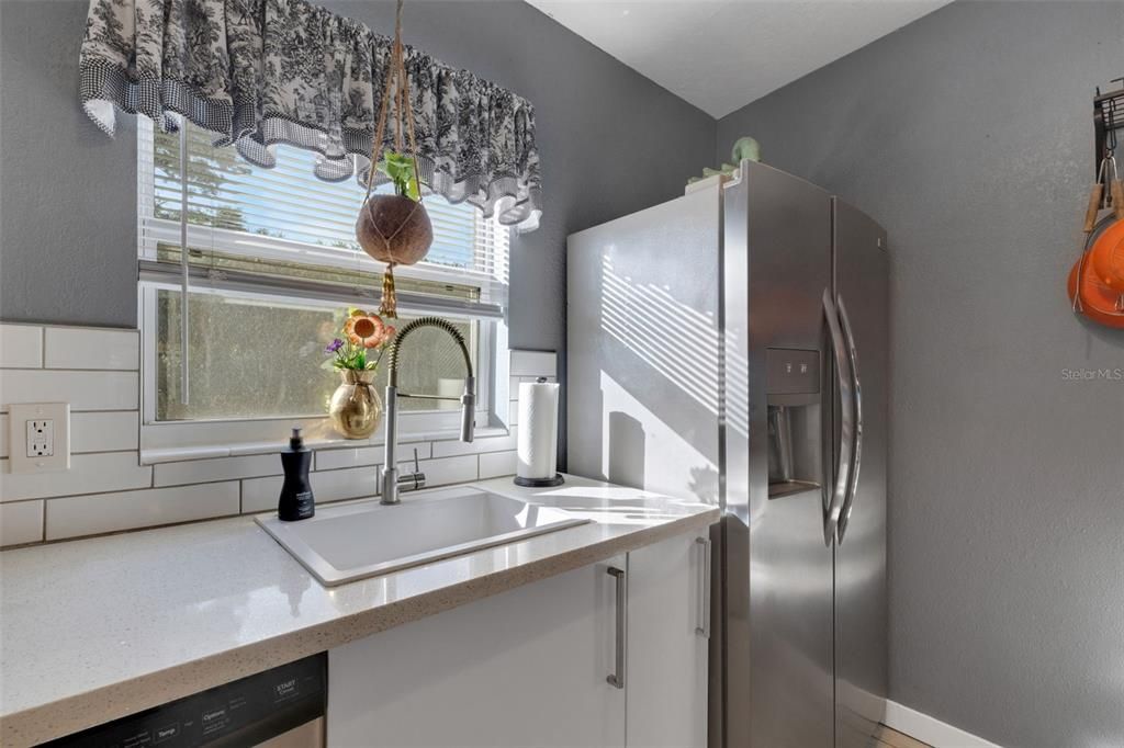 For Sale: $299,900 (2 beds, 1 baths, 1036 Square Feet)