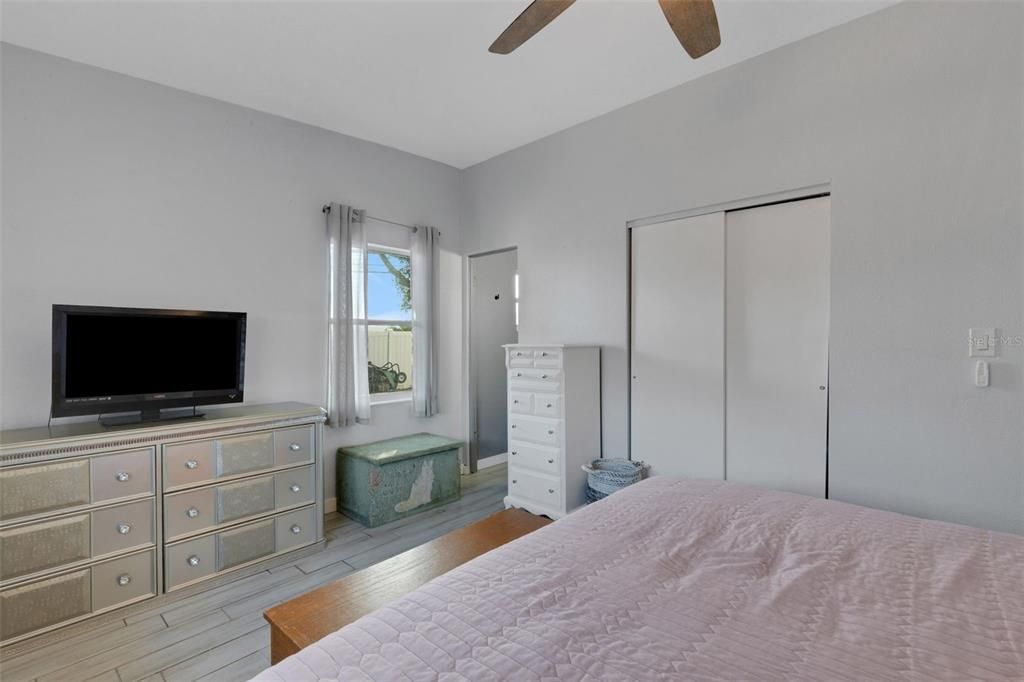 For Sale: $299,900 (2 beds, 1 baths, 1036 Square Feet)