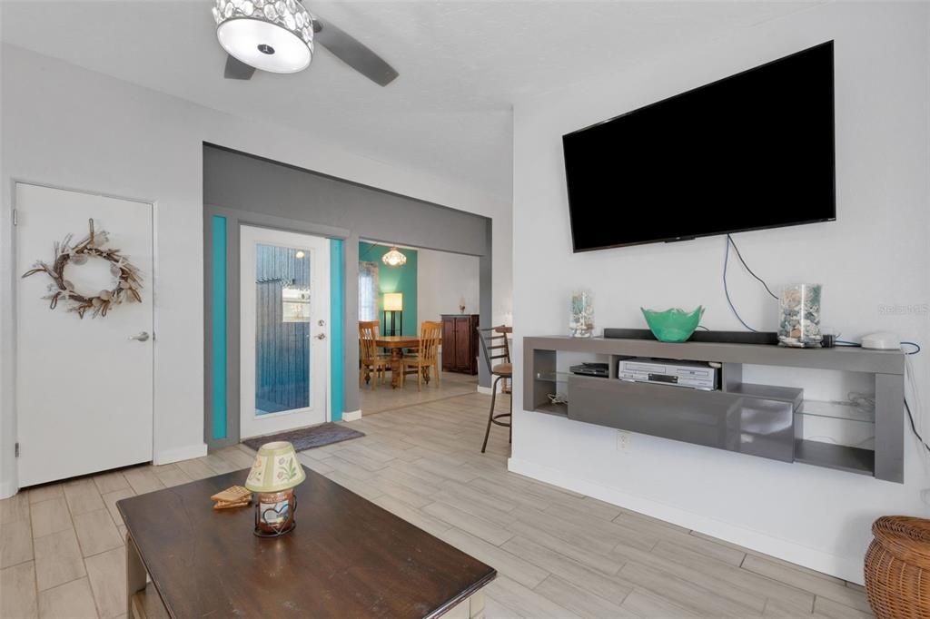 For Sale: $299,900 (2 beds, 1 baths, 1036 Square Feet)