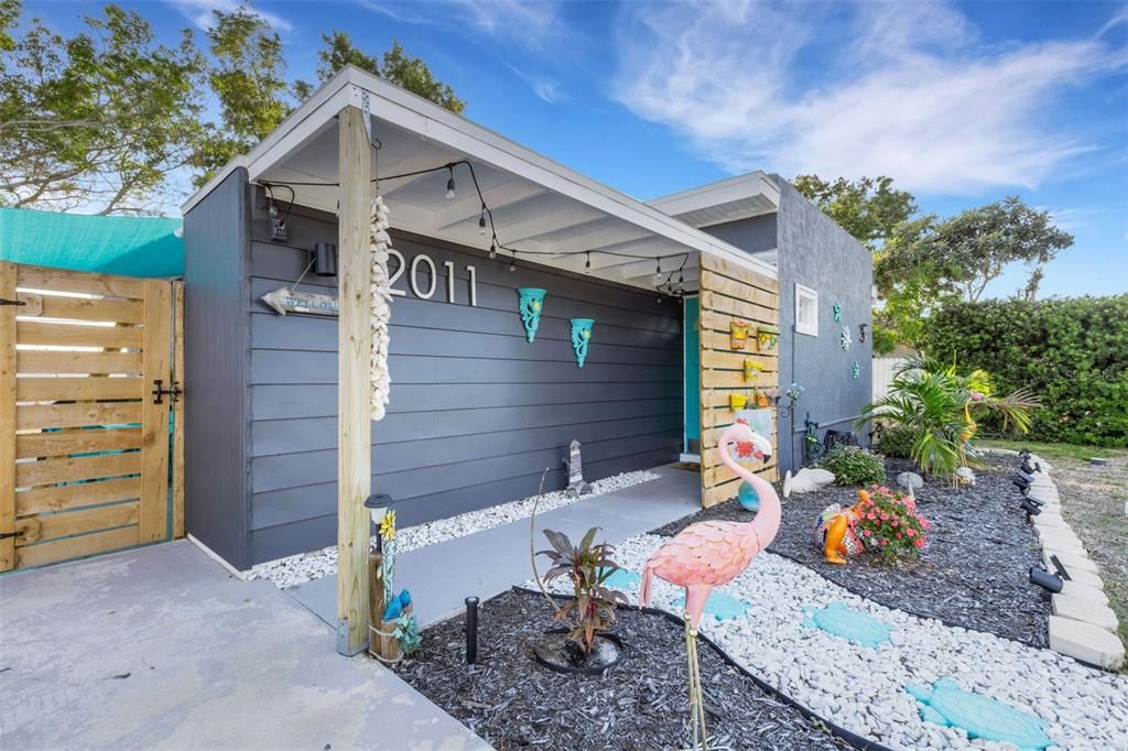 For Sale: $299,900 (2 beds, 1 baths, 1036 Square Feet)