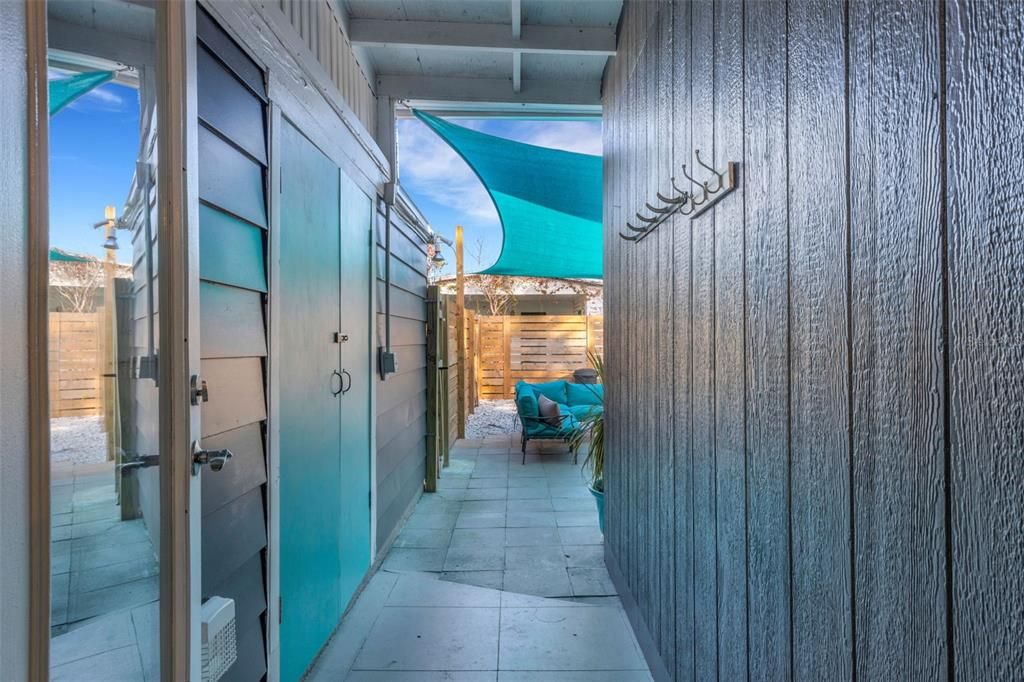 For Sale: $299,900 (2 beds, 1 baths, 1036 Square Feet)