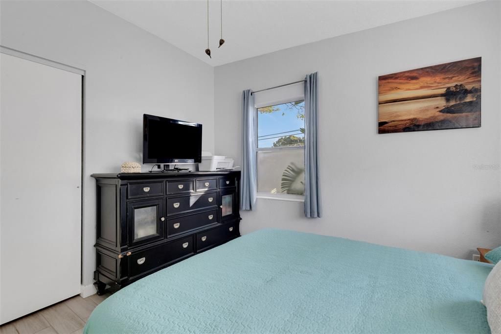 For Sale: $299,900 (2 beds, 1 baths, 1036 Square Feet)