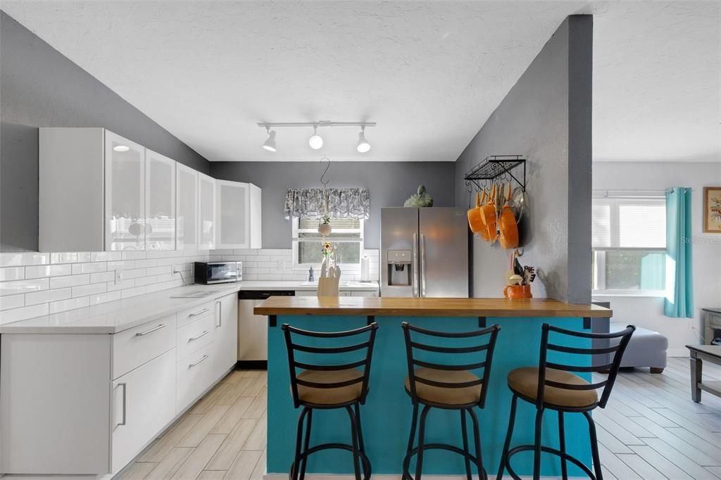 For Sale: $299,900 (2 beds, 1 baths, 1036 Square Feet)