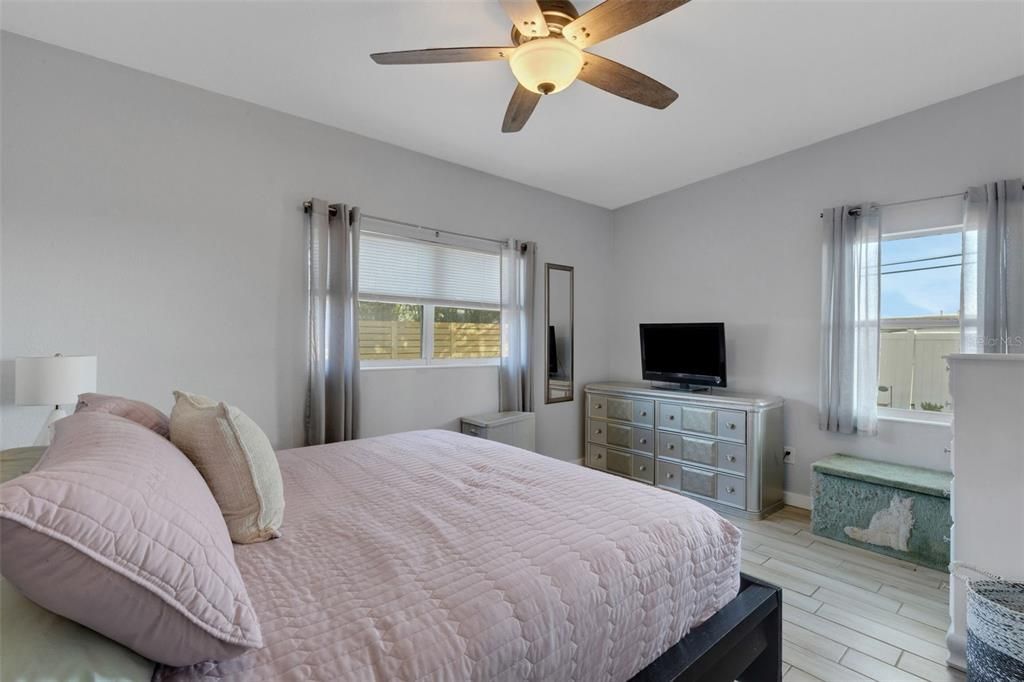 For Sale: $299,900 (2 beds, 1 baths, 1036 Square Feet)