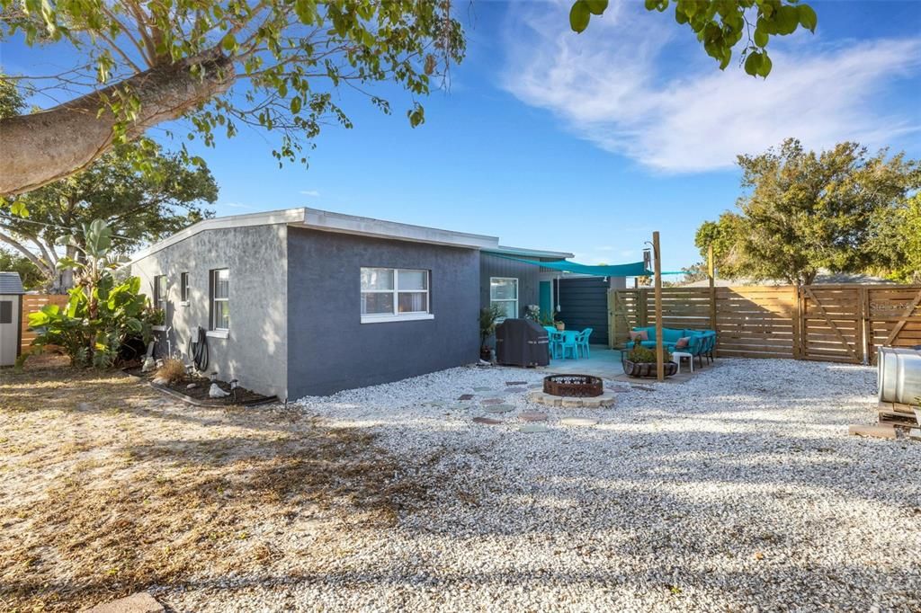 For Sale: $299,900 (2 beds, 1 baths, 1036 Square Feet)