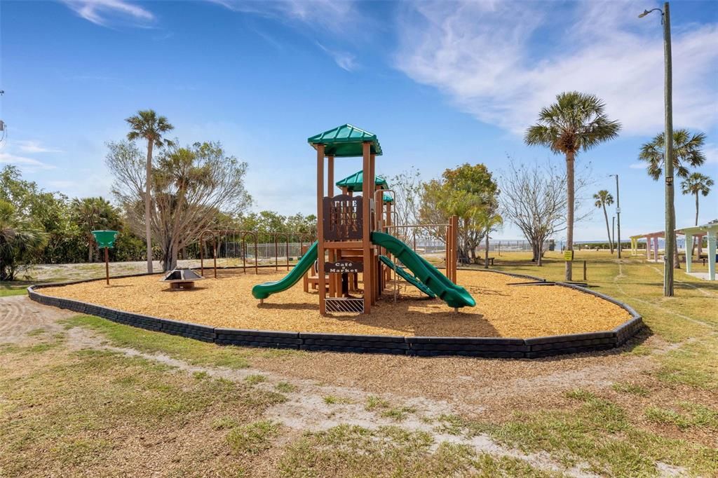 For Sale: $299,900 (2 beds, 1 baths, 1036 Square Feet)