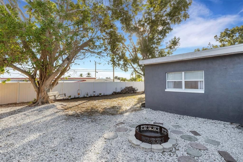 For Sale: $299,900 (2 beds, 1 baths, 1036 Square Feet)