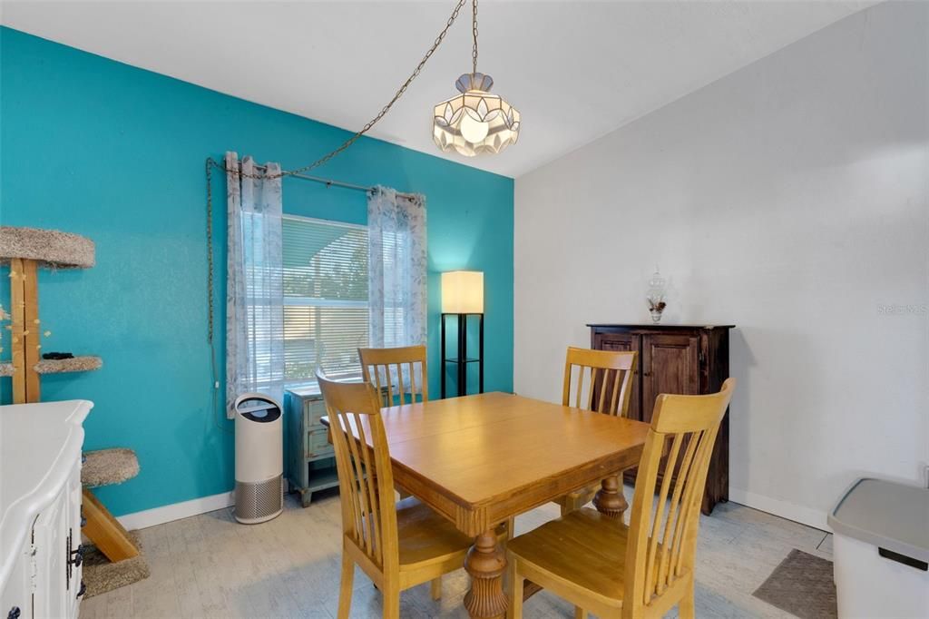 For Sale: $299,900 (2 beds, 1 baths, 1036 Square Feet)