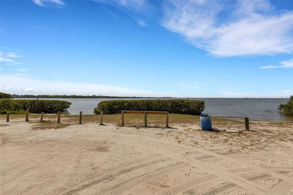 For Sale: $299,900 (2 beds, 1 baths, 1036 Square Feet)