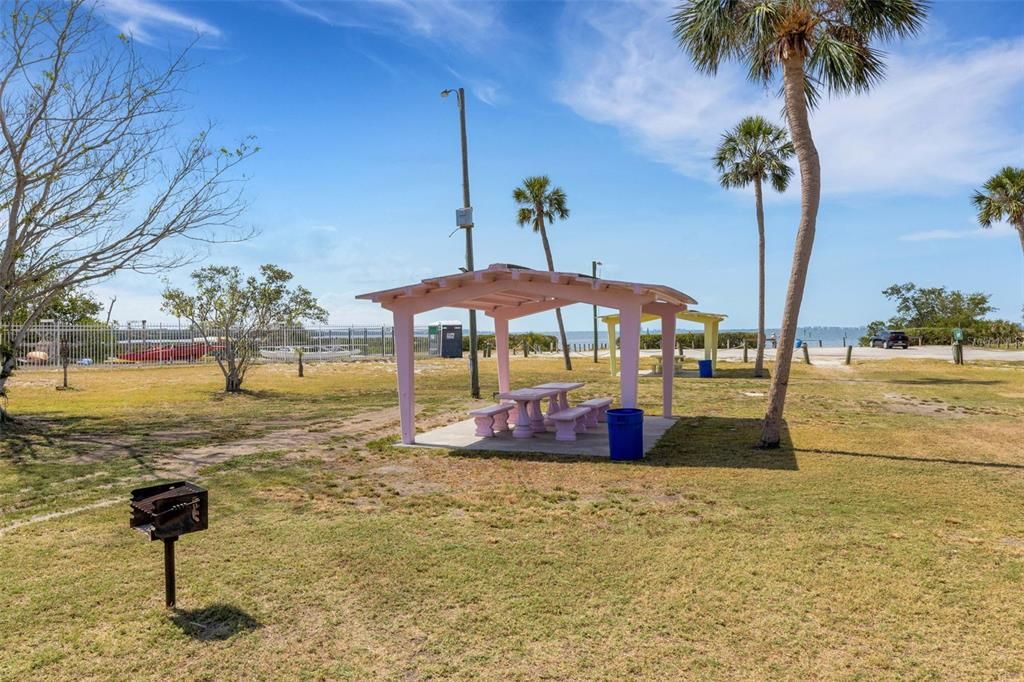 For Sale: $299,900 (2 beds, 1 baths, 1036 Square Feet)