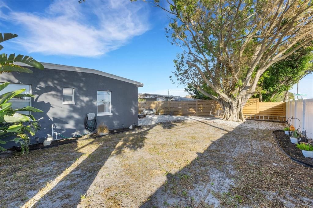 For Sale: $299,900 (2 beds, 1 baths, 1036 Square Feet)