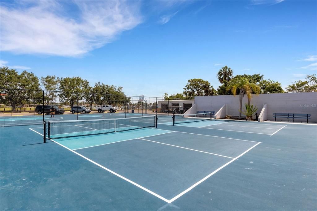 For Sale: $299,900 (2 beds, 1 baths, 1036 Square Feet)