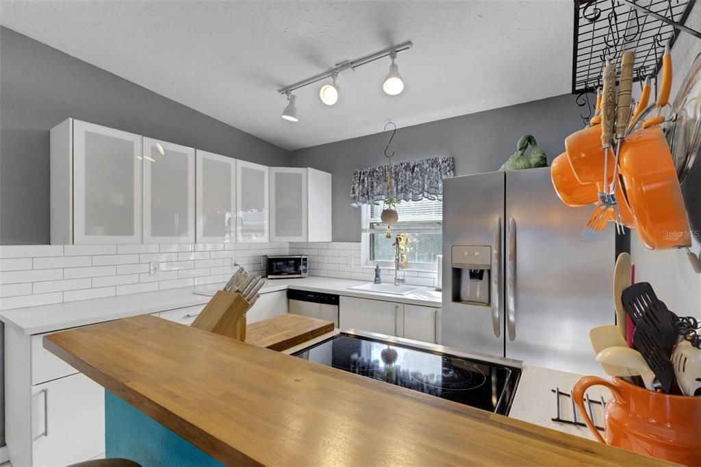 For Sale: $299,900 (2 beds, 1 baths, 1036 Square Feet)