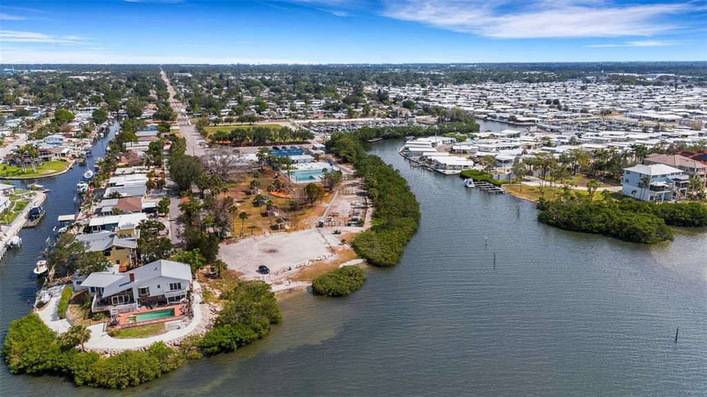 For Sale: $299,900 (2 beds, 1 baths, 1036 Square Feet)