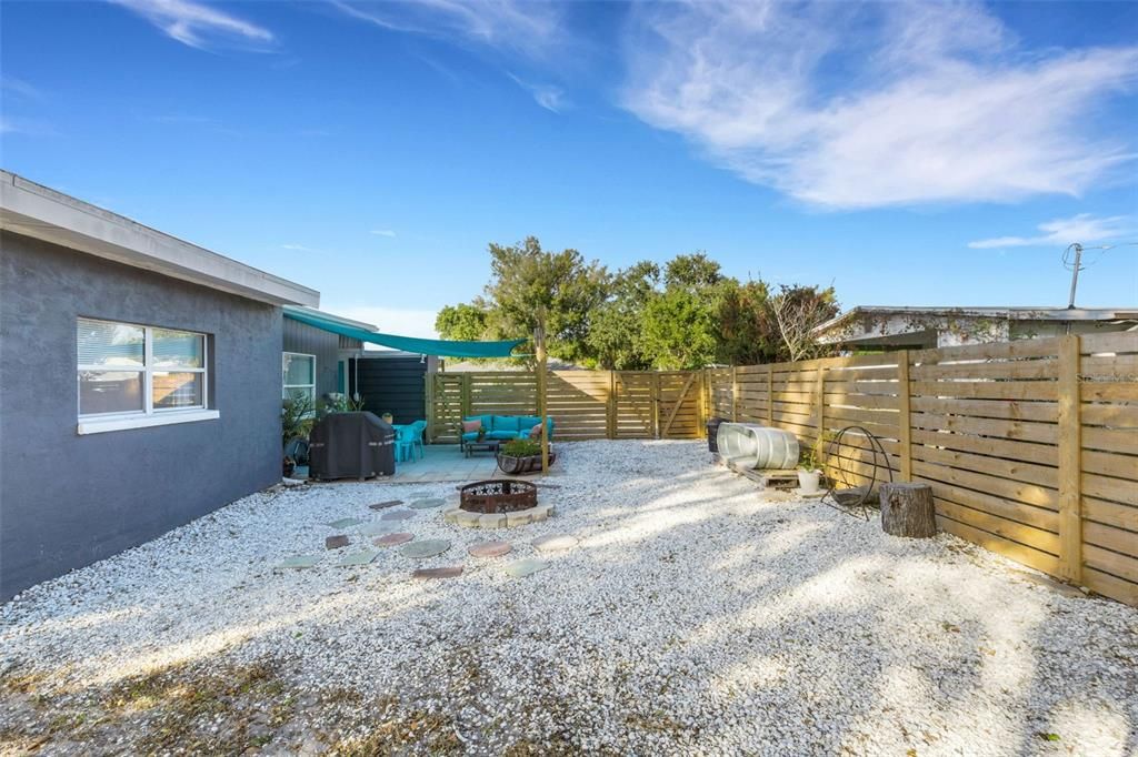 For Sale: $299,900 (2 beds, 1 baths, 1036 Square Feet)