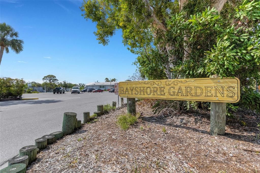 For Sale: $299,900 (2 beds, 1 baths, 1036 Square Feet)