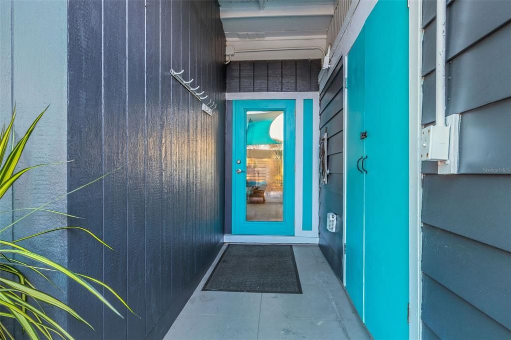 For Sale: $299,900 (2 beds, 1 baths, 1036 Square Feet)