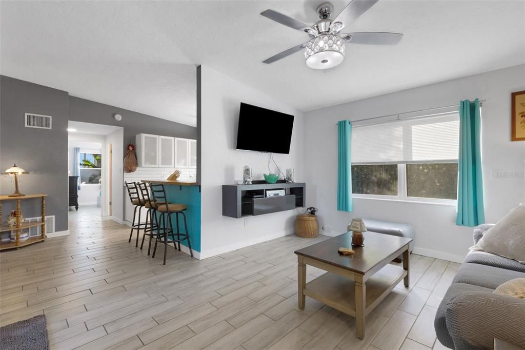 For Sale: $299,900 (2 beds, 1 baths, 1036 Square Feet)