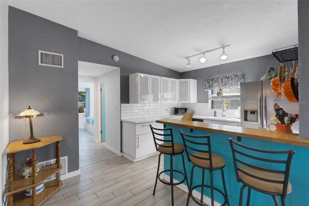 For Sale: $299,900 (2 beds, 1 baths, 1036 Square Feet)