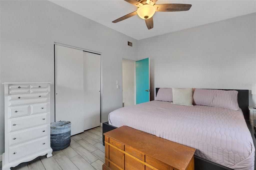 For Sale: $299,900 (2 beds, 1 baths, 1036 Square Feet)