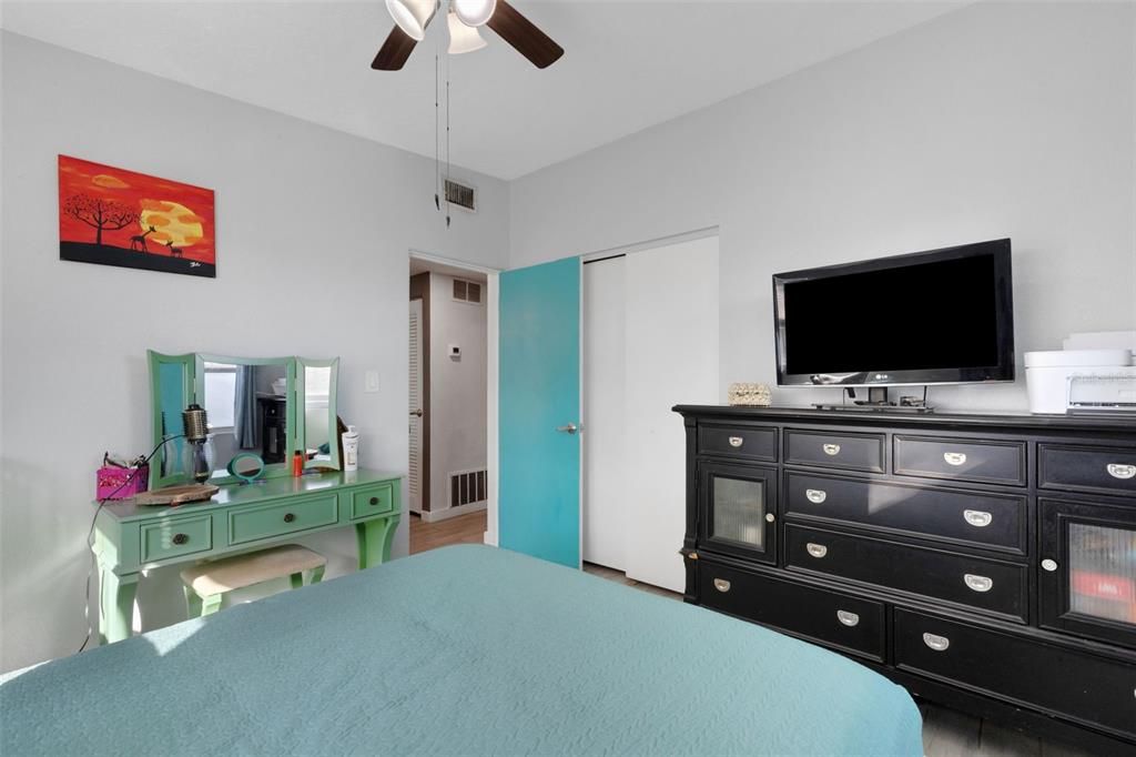 For Sale: $299,900 (2 beds, 1 baths, 1036 Square Feet)