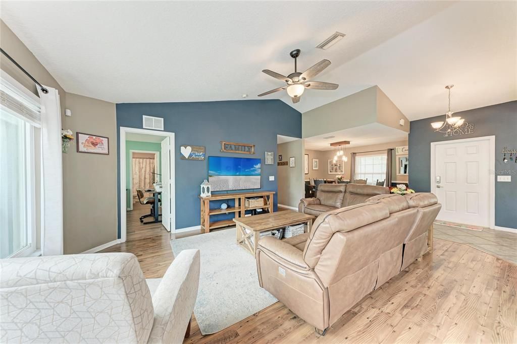 En Venta: $385,000 (3 camas, 2 baños, 1581 Pies cuadrados)