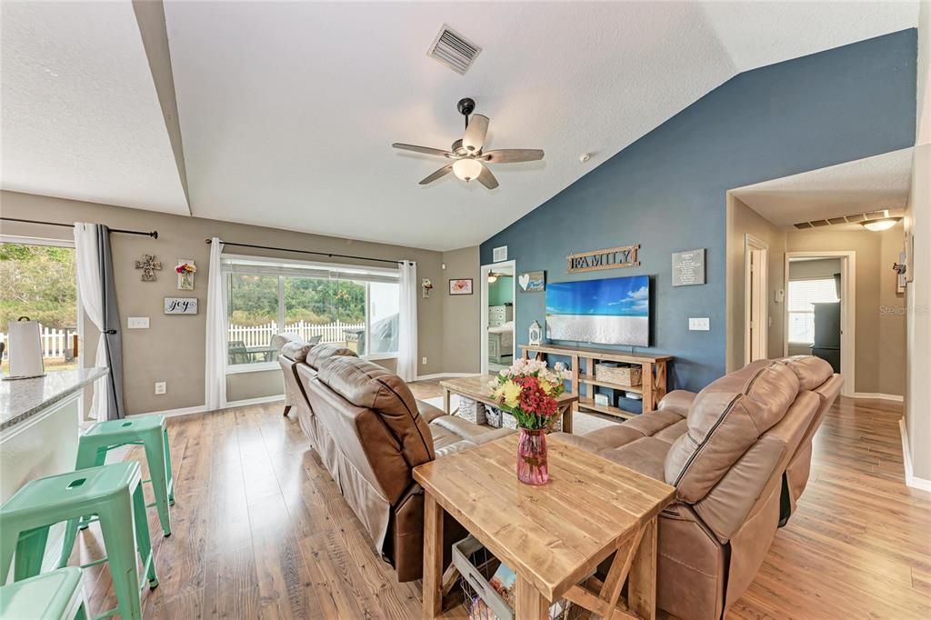 En Venta: $385,000 (3 camas, 2 baños, 1581 Pies cuadrados)