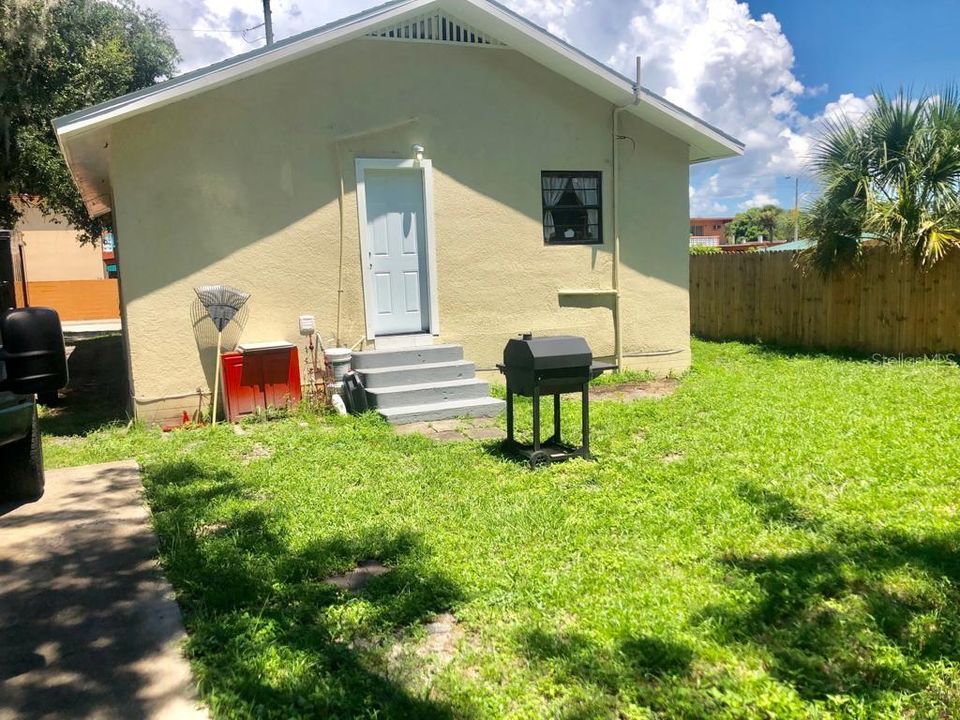 For Sale: $197,000 (2 beds, 1 baths, 744 Square Feet)