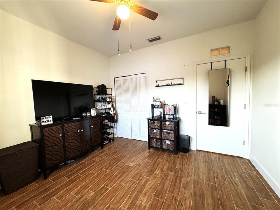 На продажу: $209,900 (2 спален, 2 ванн, 932 Квадратных фут)