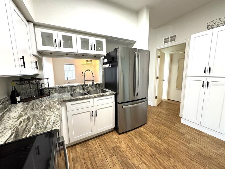 На продажу: $209,900 (2 спален, 2 ванн, 932 Квадратных фут)