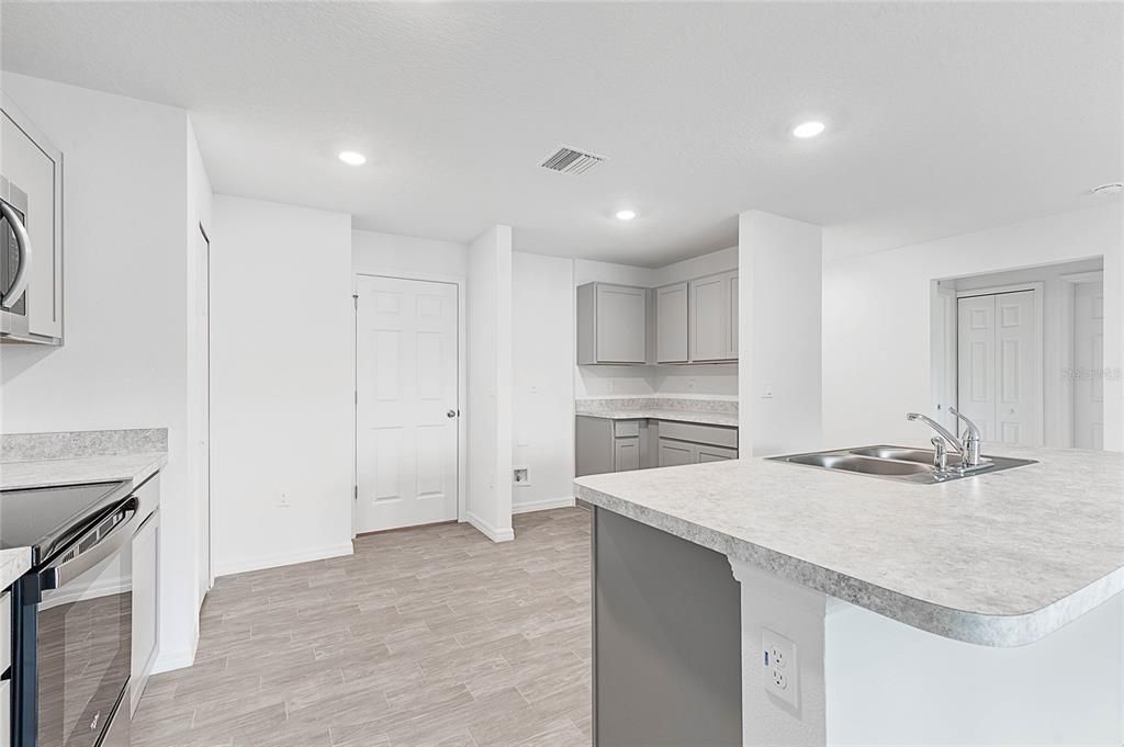 For Rent: $1,950 (4 beds, 2 baths, 1806 Square Feet)