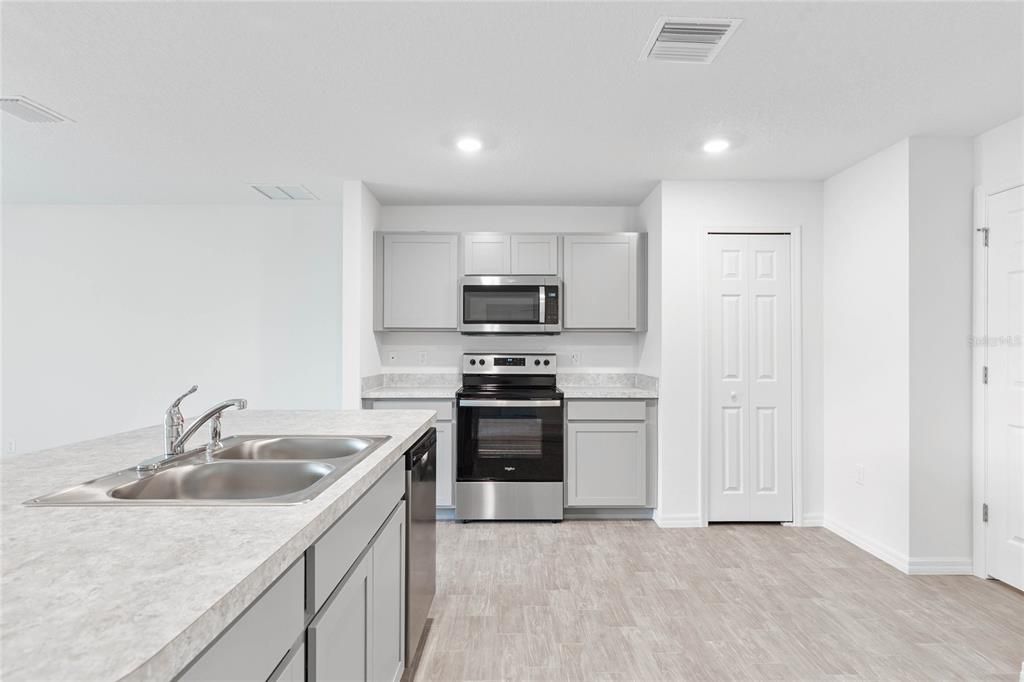 For Rent: $1,950 (4 beds, 2 baths, 1806 Square Feet)