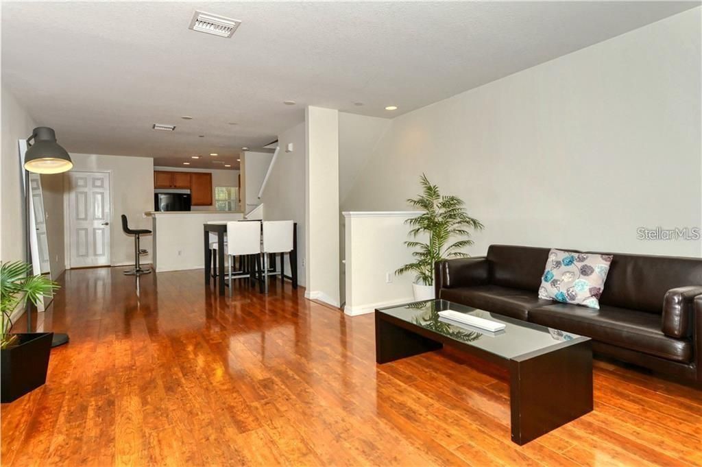 For Rent: $2,000 (2 beds, 2 baths, 1064 Square Feet)