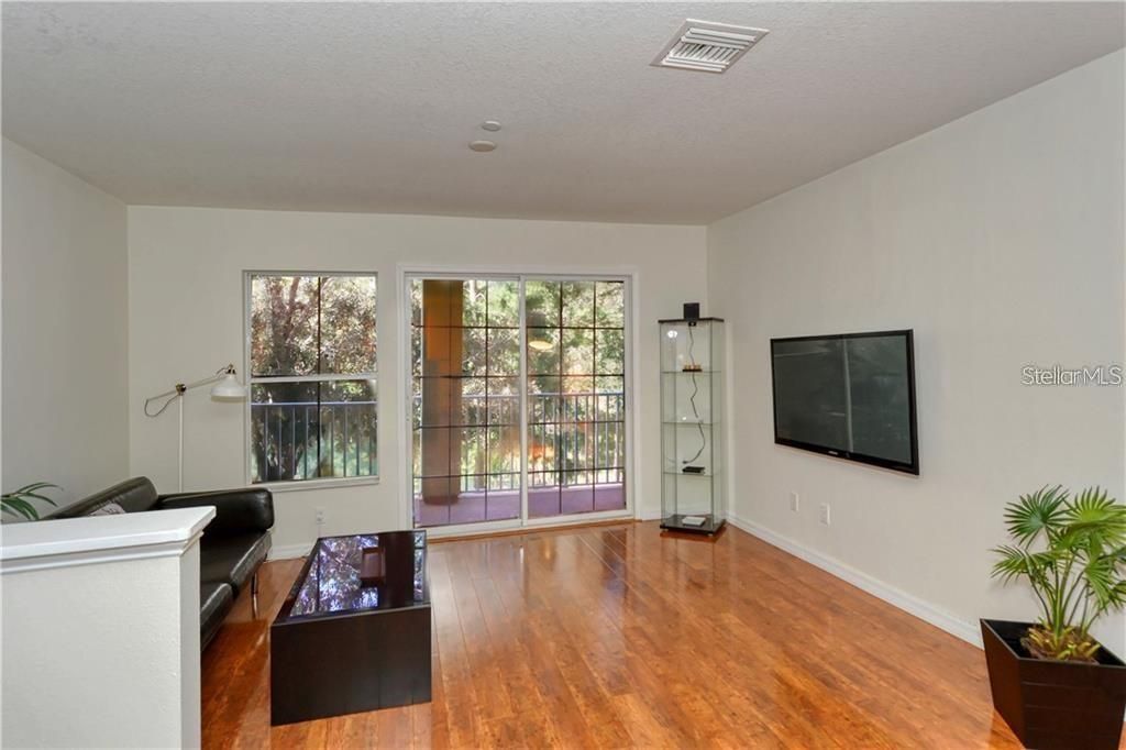 For Rent: $2,000 (2 beds, 2 baths, 1064 Square Feet)