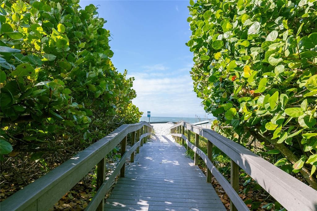 For Sale: $425,000 (2 beds, 2 baths, 920 Square Feet)