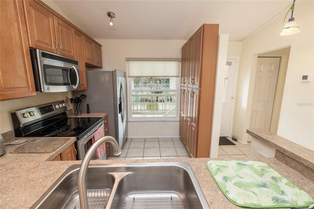 For Sale: $425,000 (2 beds, 2 baths, 920 Square Feet)