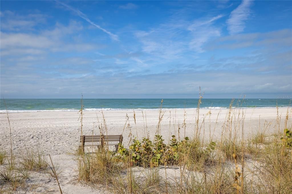 For Sale: $425,000 (2 beds, 2 baths, 920 Square Feet)