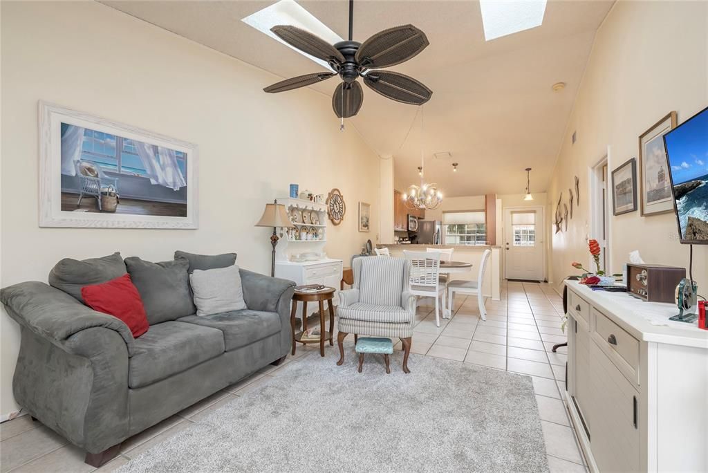 For Sale: $425,000 (2 beds, 2 baths, 920 Square Feet)