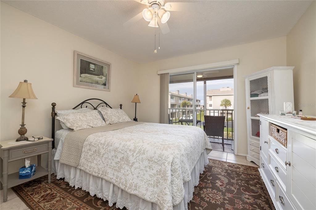 For Sale: $425,000 (2 beds, 2 baths, 920 Square Feet)