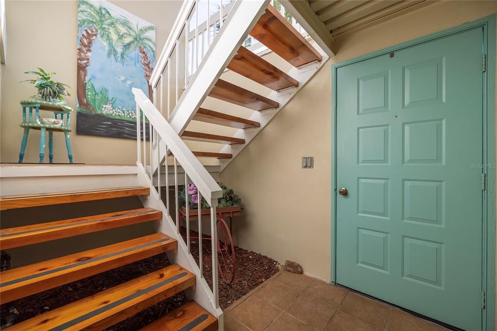 For Sale: $425,000 (2 beds, 2 baths, 920 Square Feet)