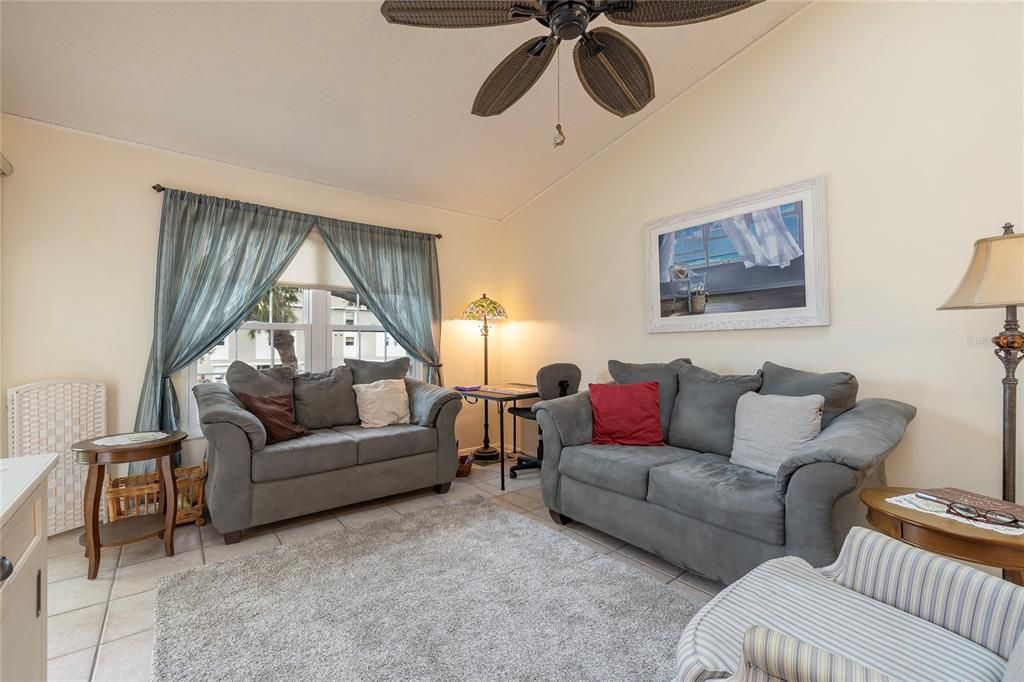 For Sale: $425,000 (2 beds, 2 baths, 920 Square Feet)