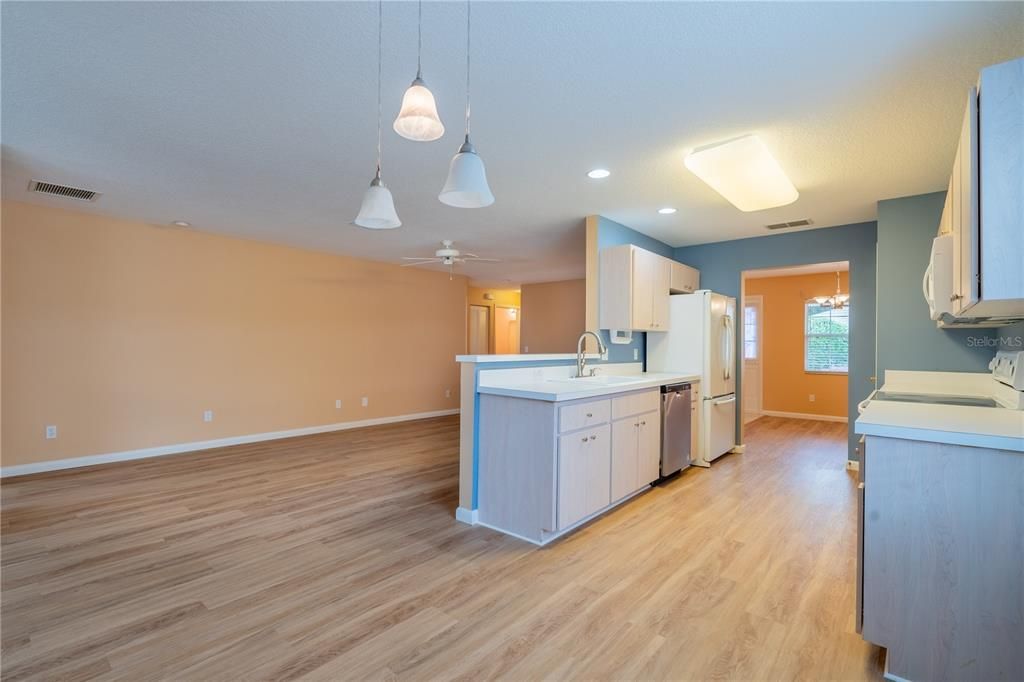 待售: $239,000 (2 贝兹, 2 浴室, 1462 平方英尺)