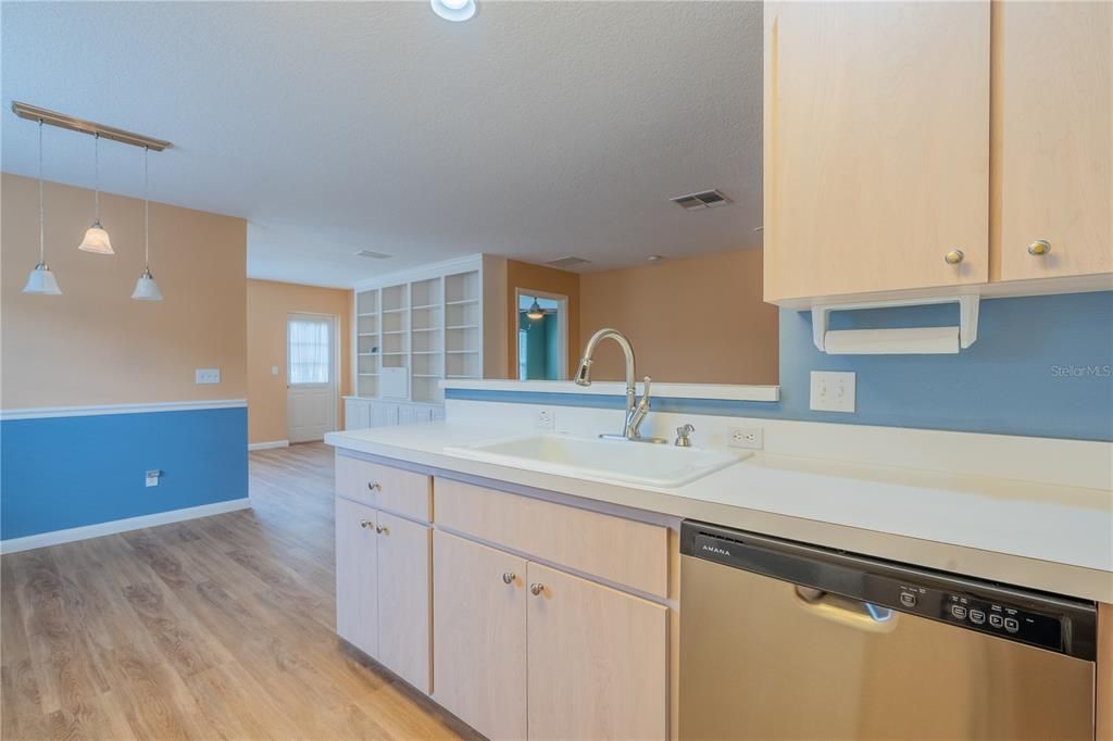 待售: $239,000 (2 贝兹, 2 浴室, 1462 平方英尺)