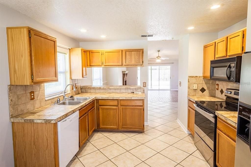 For Rent: $2,400 (3 beds, 2 baths, 1524 Square Feet)